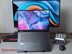 Gigabyte Gaming A16 Pro ao lado do Stream Deck+