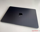 O Apple MacBook Air M2 na nova cor Midnight é aparentemente propenso a arranhões e marcas de arranhões (Imagem: Notebookcheck)