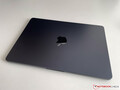 O Apple MacBook Air M2 na nova cor Midnight é aparentemente propenso a arranhões e marcas de arranhões (Imagem: Notebookcheck)