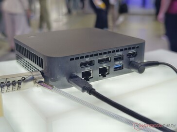 Portas traseiras do Asus ExpertCenter PN54 (fonte da imagem: Notebookcheck)