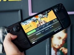 Uma mão segurando um Steam Deck OLED (Fonte da imagem: Georgiy Lyamin via Unsplash; cortado)