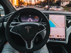 Após a atualização do software 2022.4, o piloto automático Tesla será mais agressivo em relação à frenagem regenerativa (Imagem: Roberto Nickson)
