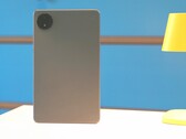 A carcaça não é nada espetacular, mas a Xiaomi instala uma bateria potente e uma tela brilhante (Fonte da imagem: Notebookcheck)