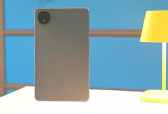 A carcaça não é nada espetacular, mas a Xiaomi instala uma bateria potente e uma tela brilhante (Fonte da imagem: Notebookcheck)