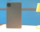 A carcaça não é nada espetacular, mas a Xiaomi instala uma bateria potente e uma tela brilhante (Fonte da imagem: Notebookcheck)