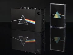 A caixa de colecionador “We Are Rewind x Pink Floyd” inclui um toca-fitas de edição limitada e a versão lançada para comemorar o 50º aniversário de *The Dark Side of the Moon*.