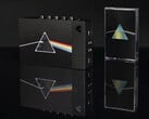 A caixa de colecionador “We Are Rewind x Pink Floyd” inclui um toca-fitas de edição limitada e a versão lançada para comemorar o 50º aniversário de *The Dark Side of the Moon*.