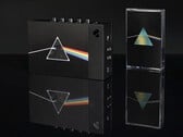 A caixa de colecionador “We Are Rewind x Pink Floyd” inclui um toca-fitas de edição limitada e a versão lançada para comemorar o 50º aniversário de *The Dark Side of the Moon*.