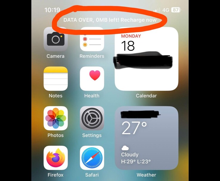 tela inicial do iPhone mostrando um alerta "DATA OVER, 0MB left! Recarregue agora" (Fonte da imagem: Reddit/r/ios via u/grmln_rsn)