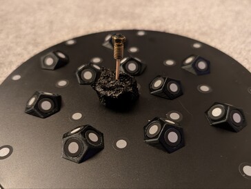 Bocal quebrado na mesa giratória com marcadores