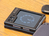 Um Galaxy Z Flip5 em um estojo à prova de vazamentos. (Fonte da imagem: @Tech_Reve)
