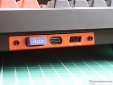 Portas do Akko 5098B, armazenamento em dongle e chave de conectividade