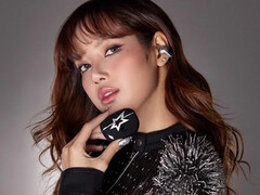A estrela do K-pop LISA usando o Bose x LISA Ultra Open Earbuds e segurando seu estojo. (Fonte da imagem: Bose)