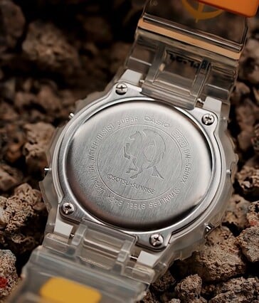 Vista traseira em ângulo do G-Shock x Mobile Suit Gundam transparente mostrando a marca Pegasus da frota White Base gravada na parte traseira da caixa.