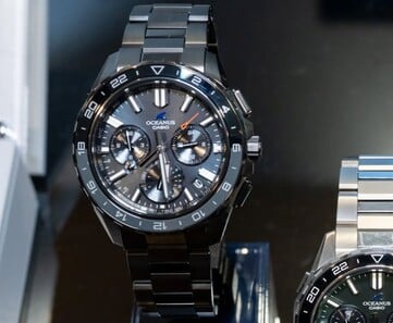 Relógio Casio Oceanus OCW-P3000 preto, visto de frente, com sua caixa revestida com DLC, mostrador preto e luneta de 24 horas.