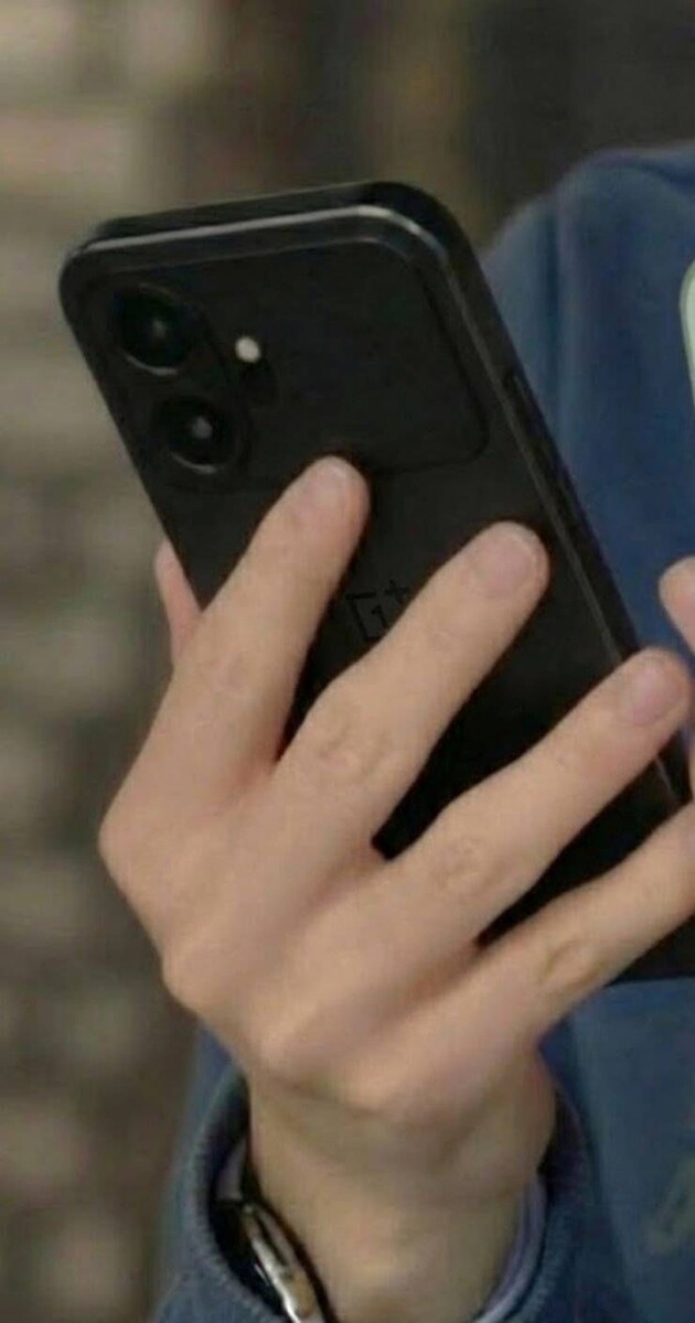 Suposta foto de espionagem do OnePlus 15T.