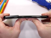 Samsung Galaxy S21 Ultra bend test (Fonte: JerryRigEverything no YouTube)