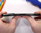 Samsung Galaxy S21 Ultra bend test (Fonte: JerryRigEverything no YouTube)