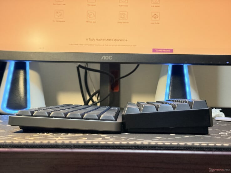 O Akko Air 01 ao lado de um teclado mecânico comum