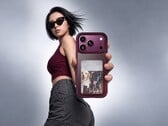 A capa Ugreen Magic E Ink Screen Case adiciona uma tela na parte traseira do iPhone 18 Pro para exibir fotos.