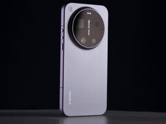 Parece que o Xiaomi 17 Ultra estará disponível em quatro cores. Na foto: a opção de cor roxa. (Fonte da imagem: Lu Weibing)