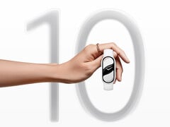 A Smart Band 10 custa 49,99 euros na UE. Na foto - uma imagem de marketing; uma mão segurando o wearable com &quot;10&quot; como fundo. (Fonte da imagem: Xiaomi)
