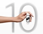 A Smart Band 10 custa 49,99 euros na UE. Na foto - uma imagem de marketing; uma mão segurando o wearable com "10" como fundo. (Fonte da imagem: Xiaomi)