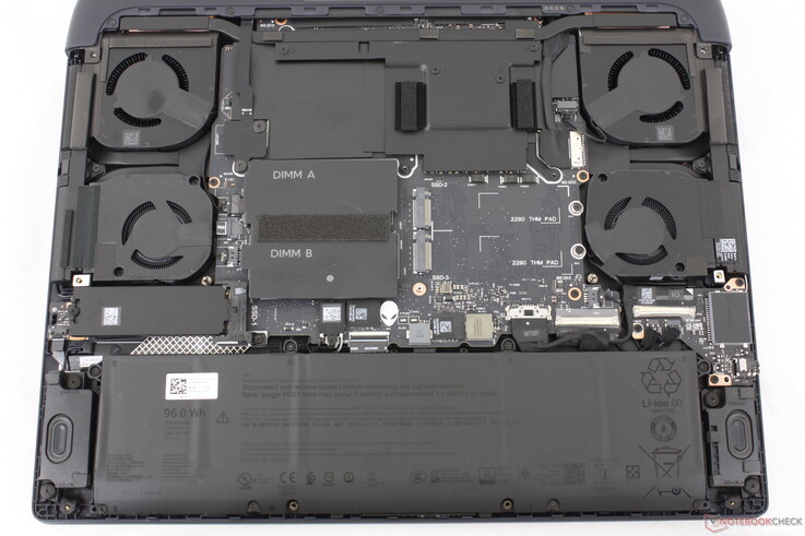 2025 Alienware 16 Area-51 para comparação. Não há grandes mudanças na parte interna