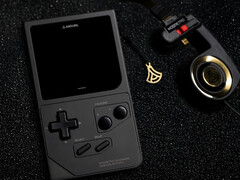 O mais novo Chromatic da ModRetro é feito do mesmo metal usado em drones de ataque. (Fonte da imagem: ModRetro)