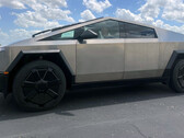 CEO da Tesla dirige o Cybertruck RC (imagem: Elon Musk/X)