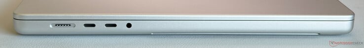 À esquerda: MagSafe, 2 portas USB-C 4.0 com Thunderbolt 5 (120 Gbps, DisplayPort 2.1, Power Delivery), conector estéreo de 3,5 mm