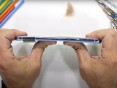 O Pixel 8 Pro tem uma estrutura mais rígida do que seu antecessor. (Fonte da imagem: JerryRigEverything)