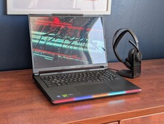 A tela OLED Raider 16 Max HX pode ser visualmente impressionante, mas faltam alguns recursos comuns