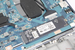 O SSD e a CPU têm resfriamento limitado, provavelmente devido ao peso muito baixo do laptop Dynabook (Fonte da imagem: Notebookcheck)
