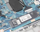 O SSD e a CPU têm resfriamento limitado, provavelmente devido ao peso muito baixo do laptop Dynabook (Fonte da imagem: Notebookcheck)