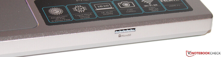 O leitor de cartão de memória pode ser encontrado na parte frontal do dispositivo (MicroSD).