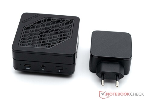 Minisforum Mercury Series EM780 e o adaptador de 65 watts