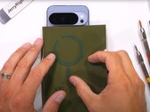 Google Pixel 10 Pro XL: o primeiro carro-chefe Android de um grande fabricante com ímãs integrados, revelado em um teste de durabilidade. (Fonte da imagem: JerryRigEverything)