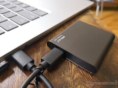 Pequeno SSD externo PNY USB-C de 500 GB agora enviado por $75 USD, pesa apenas 36 gramas