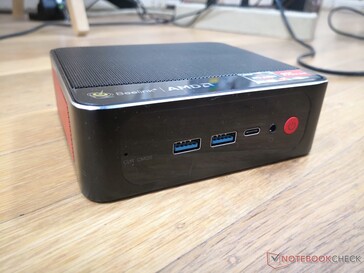 Frente: 2x USB 3.0, USB-C, áudio combinado de 3,5 mm, botão de alimentação