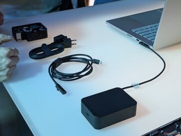 O cabo USB-C magnético é reversível, pois apenas uma das extremidades é magnética. A extremidade magnética pode ser ligada ao adaptador CA para funcionar como um carregador USB-C universal para outros dispositivos