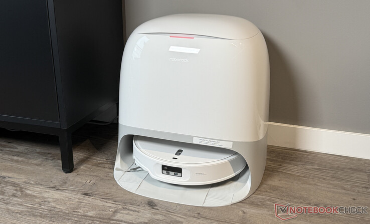 Roborock Qrevo Curv 2 Pro carregando em sua estação