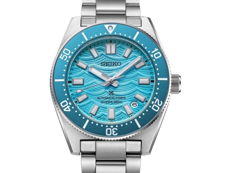 Vista frontal do Prospex 1965 Heritage Diver HBC011, apresentando o mostrador com padrão ondulado “Daytime Blue”.