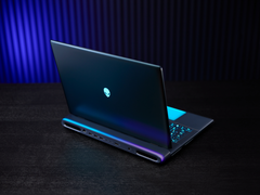O laptop para jogos Alienware 18 Area-51, retratado em uma mesa contra um fundo pouco iluminado. (Fonte da imagem: Dell)