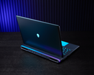 O laptop para jogos Alienware 18 Area-51, retratado em uma mesa contra um fundo pouco iluminado. (Fonte da imagem: Dell)