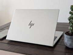 O EliteBook 8 G1a 16 tem o mesmo desempenho que o antigo modelo EliteBook 865 G10 quando se trata de desempenho bruto do processador (Fonte da imagem: Notebookcheck)