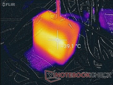 O adaptador AC pode alcançar quase 40 C após uma hora de jogo