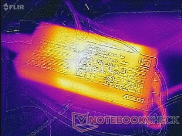 O adaptador AC pode alcançar mais de 48 C quando se joga por mais de uma hora