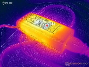 O adaptador de CA atinge mais de 45 °C ao operar com cargas exigentes