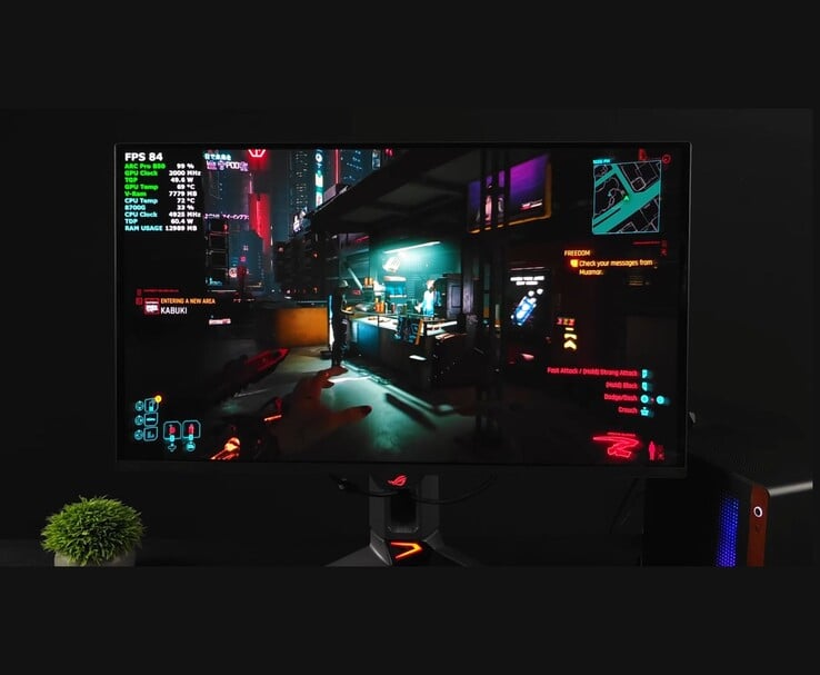 Um monitor exibindo a jogabilidade do Cyberpunk 2077 em execução na GPU Intel Arc Pro B50. (Fonte da imagem: ETA Prime via YouTube)